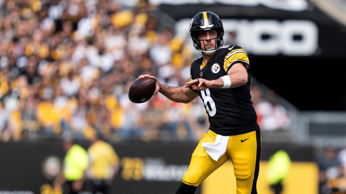 Aaron Rodgers drops back to pass during a Pittsburgh Steelers game