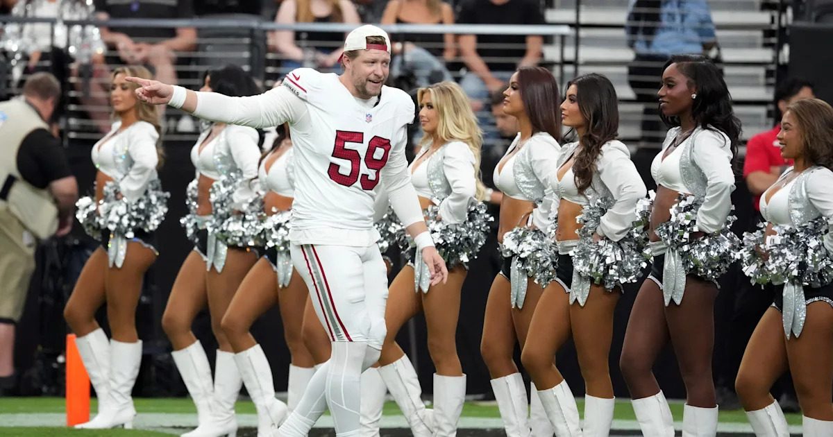 Arizona Cardinals and New York Giants players line up before an NFL game