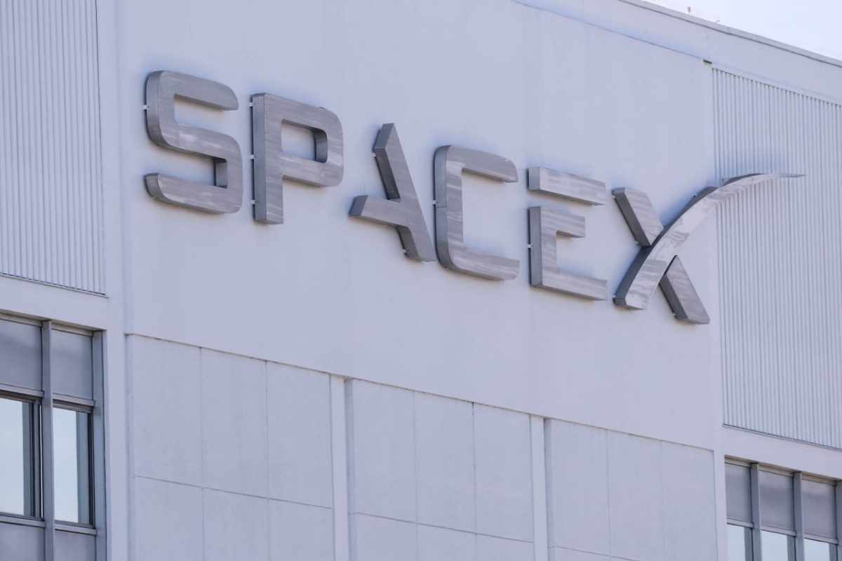 SpaceX Buys 800 MHz Spectrum From Grain Management, Pressuring AT&T and Verizon Shares