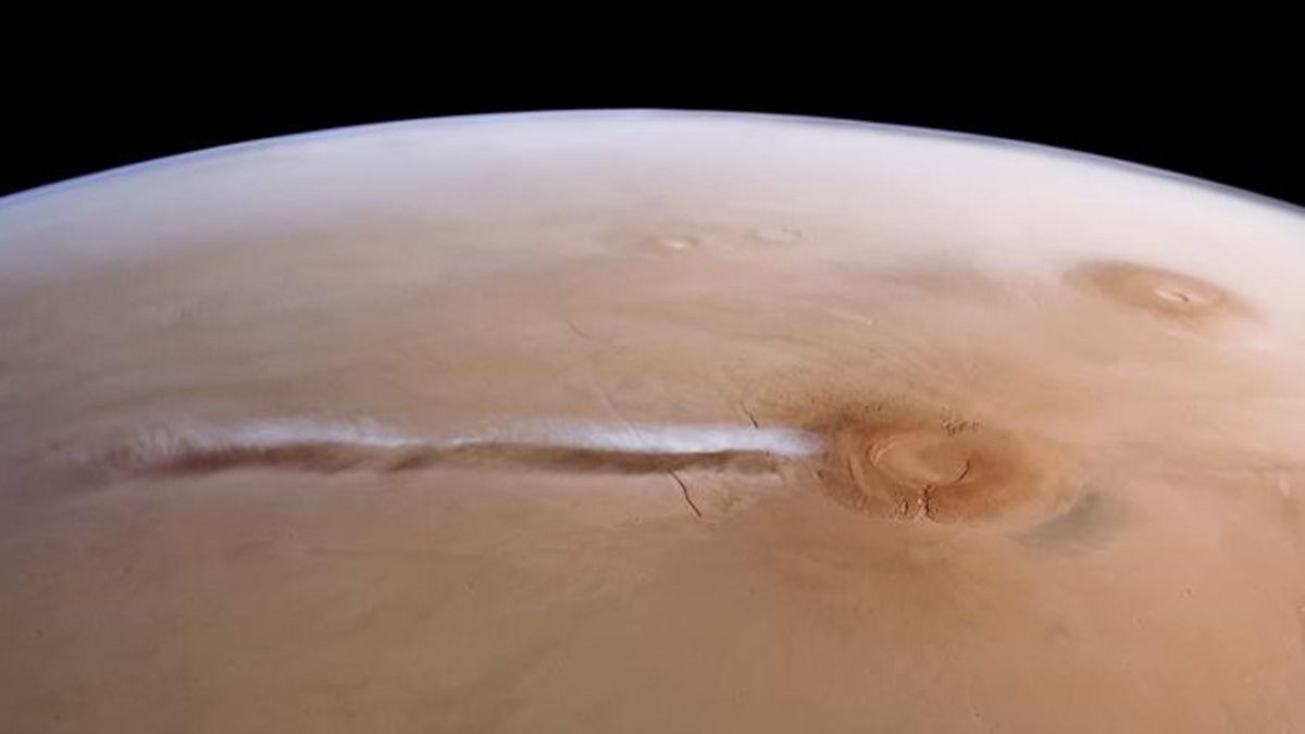 Mars Cloud Stretches 1,000 Miles and Reforms Daily Under Physics Unknown on Earth