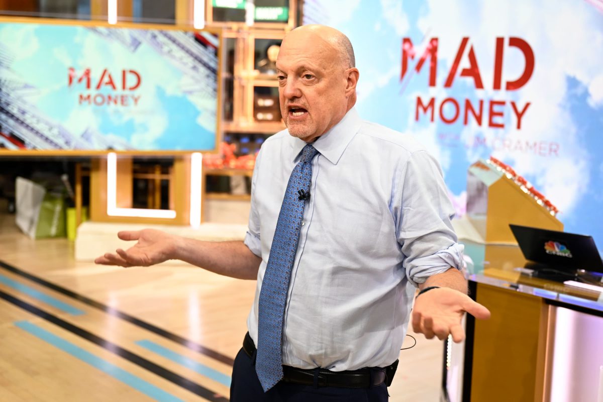 Stock traders on a Wall Street floor watching bank and semiconductor earnings reports