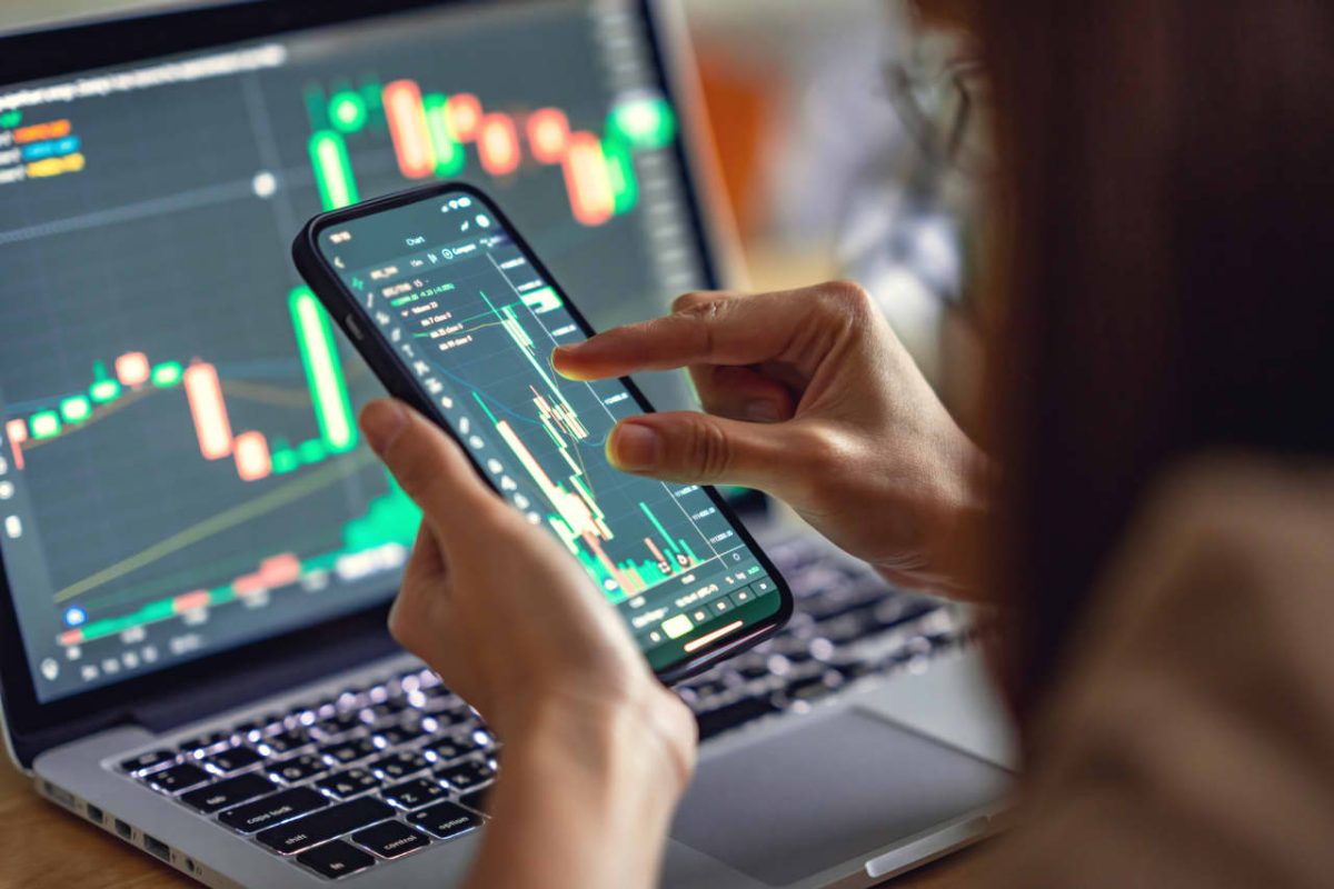 Traders on a bond trading floor watching Treasury yields decline on screens