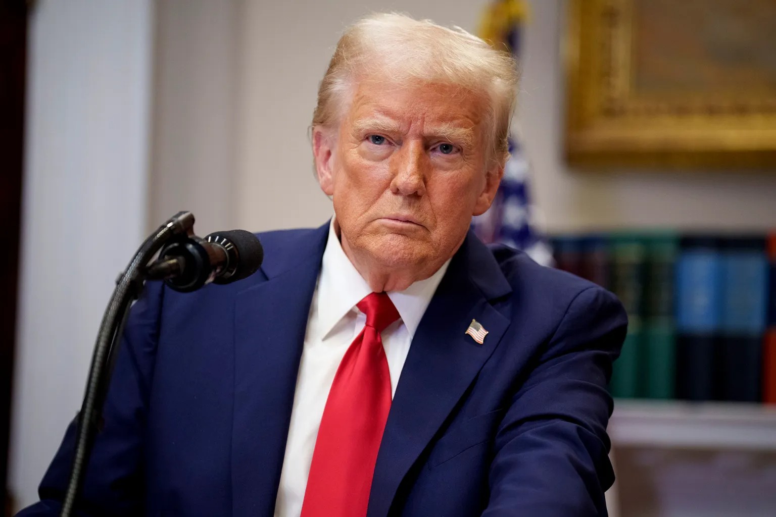 Trump walking with swollen legs after diagnosis